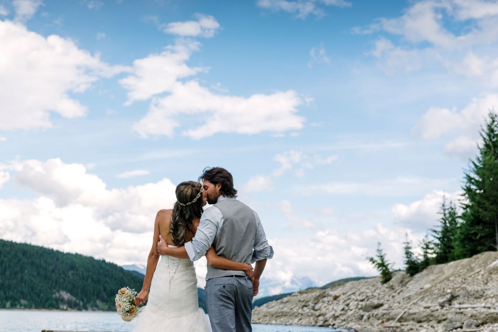 Couple kiss at Kinbasket lake wedding photos